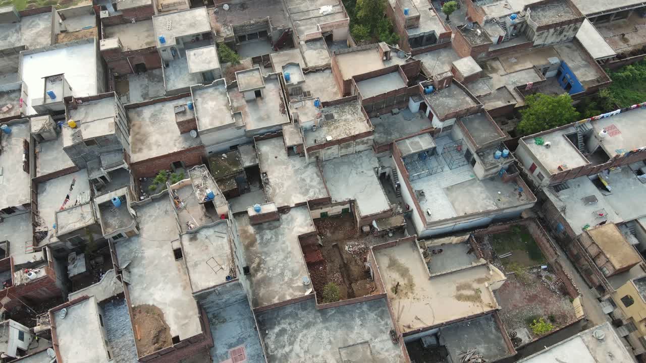 dron volando sobre una sociedad de vivienda de estilo antiguo en pakistán