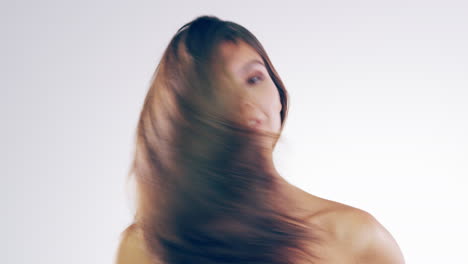 아름다운 젊은 여성이 머리카락을  ⁇ 고 있습니다.