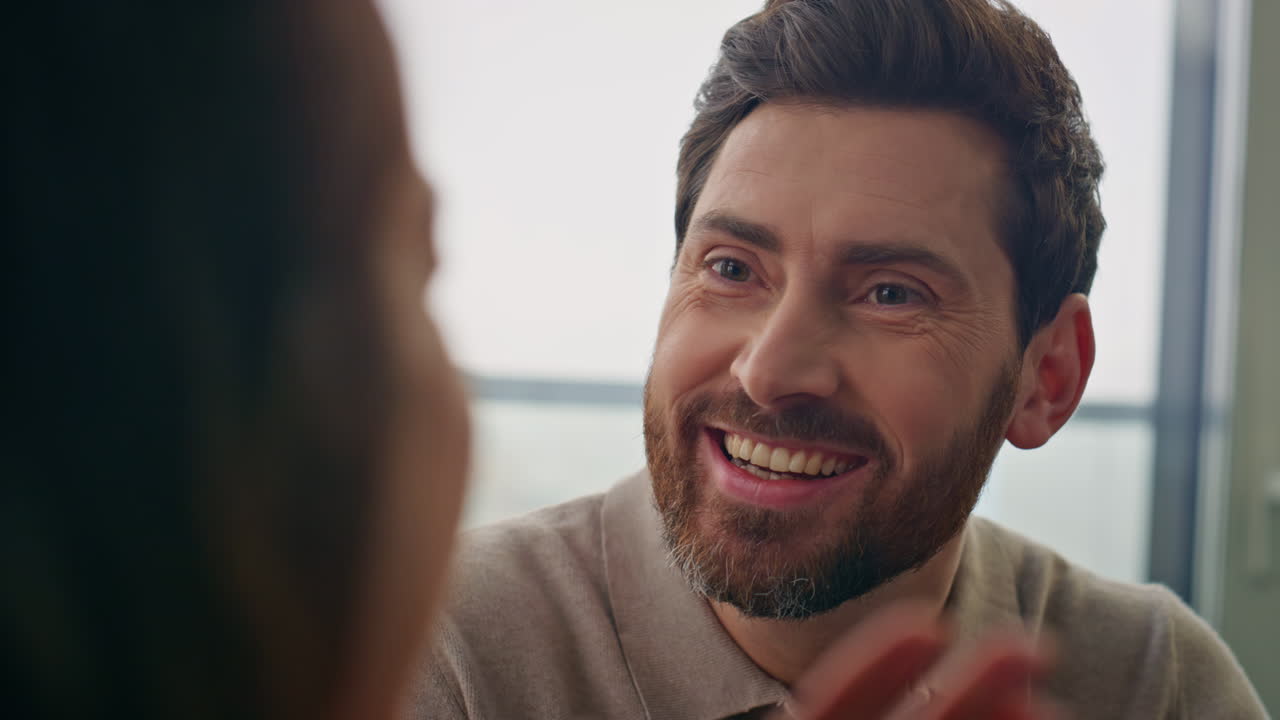 클로즈업 수염이 있는 남자가 말하고 있는 아내가 평온한 분위기에서 웃고 있는 부부가 데이트를 하고 있다.