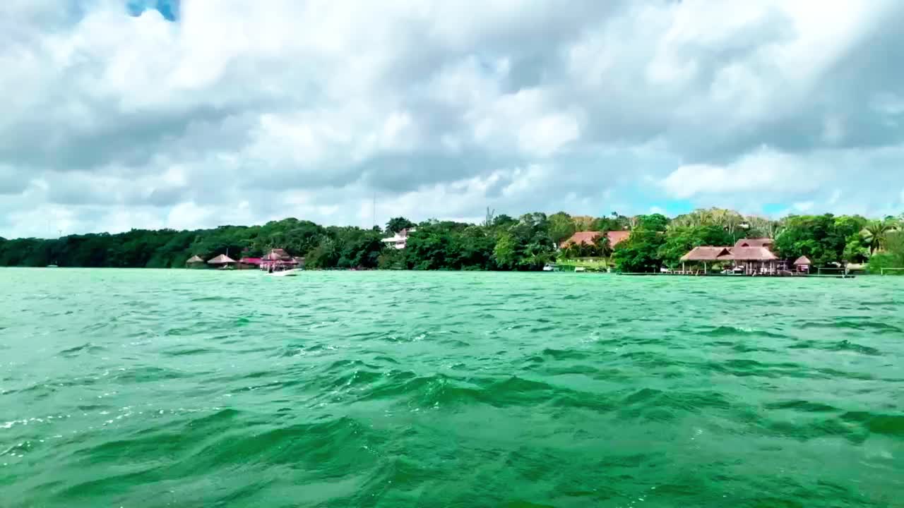 colores asombrosos en la laguna de bacalar