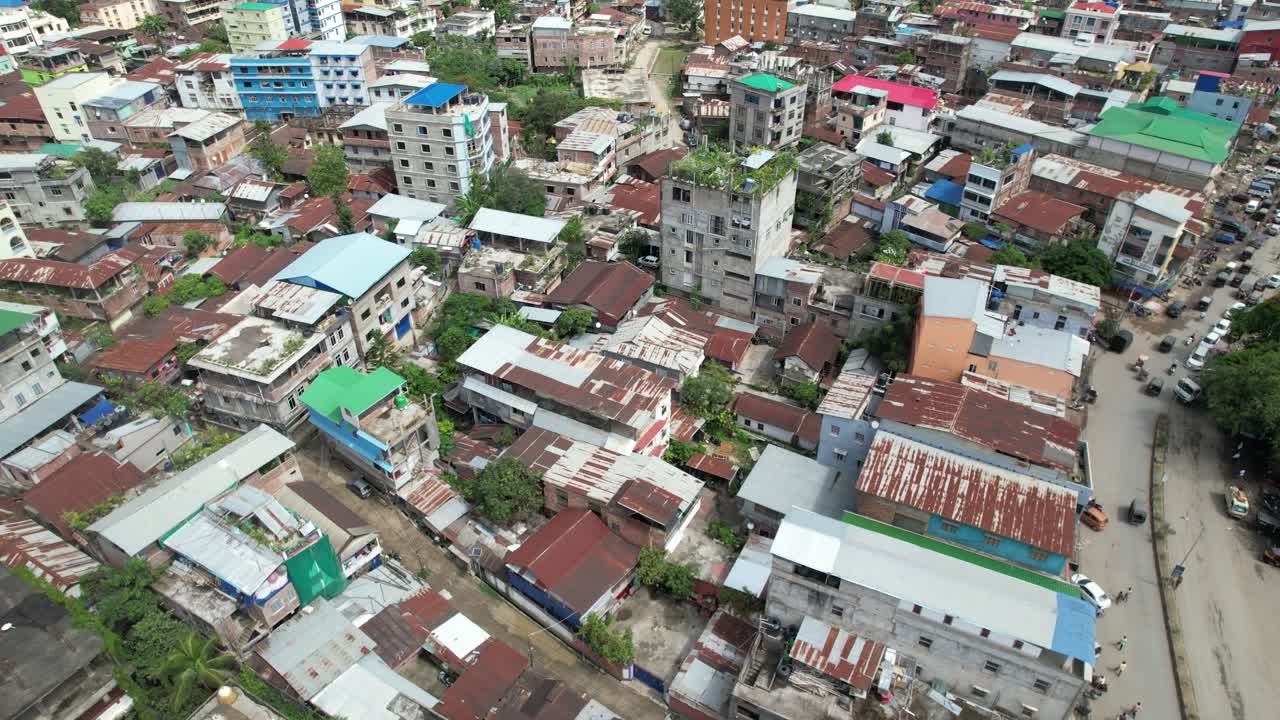인도의 주요 도로에 있는 빈민가 건물의 공중 드론 샷