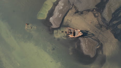 descender en órbita al naufragio del arrastrero de vapor del castillo de fv clyne - breidamerkursandur en el sur de islandia - imágenes cinematográficas de drones