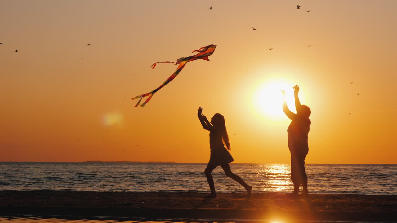 노인 여성이 일몰 활동적인 노인에 그녀의 손녀 옆에 서