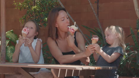 mujer y niños comiendo helado