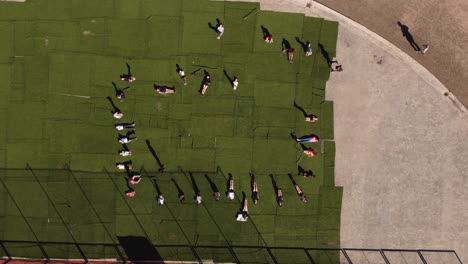 Grupo-De-Estudiantes-De-Primer-Año-Practicando-Elevaciones-De-Piernas-Argentina