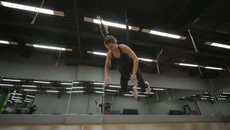 mujer atractiva haciendo ejercicios de estiramiento de aero yoga en hamacas en un estudio de fitness. estilo de vida saludable para mujeres. gimnasio de entrenamiento