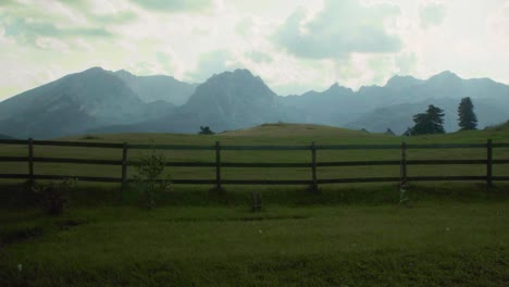 Paisaje-De-Pradera-De-Montaña-Verde-Con-Montañas-En-El-Fondo