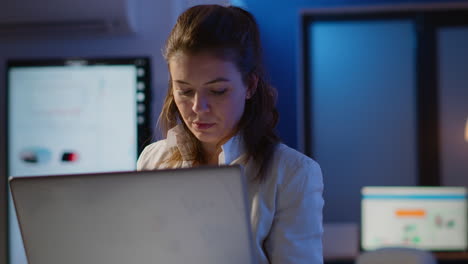 Trabajador-Independiente-Escribiendo-En-Una-Computadora-Portátil-A-Altas-Horas-De-La-Noche-Parado-En-La-Oficina-De-Inicio