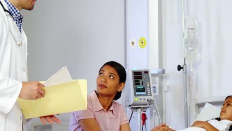 madre consolando a una hija y hablando con docto
