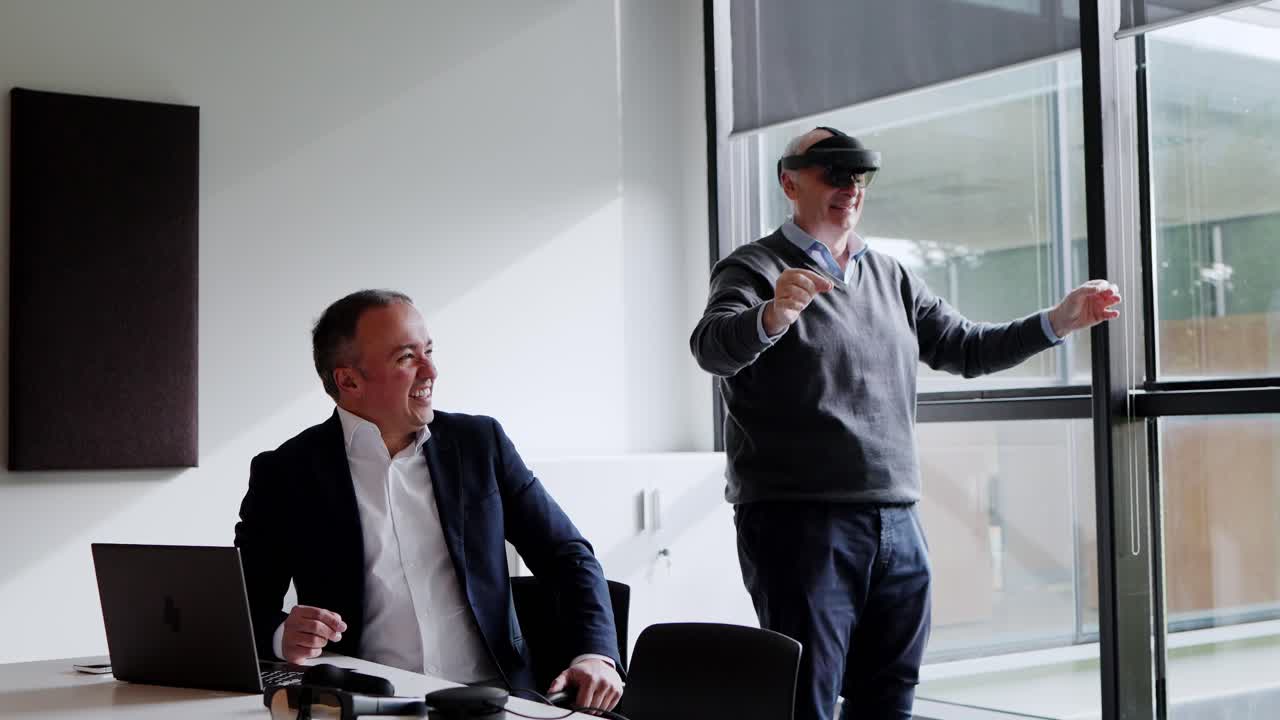 Forretningsmøde med augmented reality-teknologi