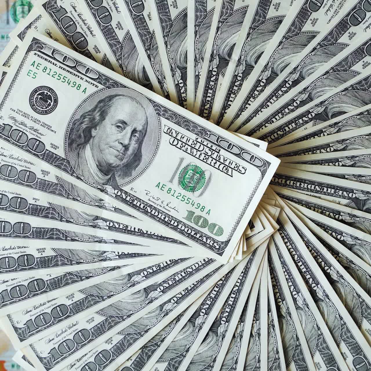 hermosa rotación de billetes de cien dólares. fondo de dinero americano. movimiento de rotación de los billetes de ciento dólares. primer plano.