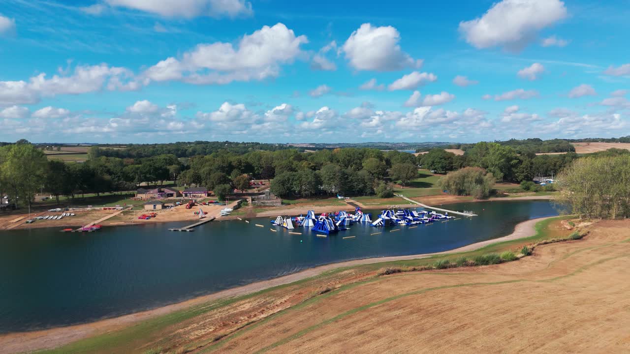Vista panoramica di Whitwell Aqua Park, Rutland, sotto un cielo azzurro limpido