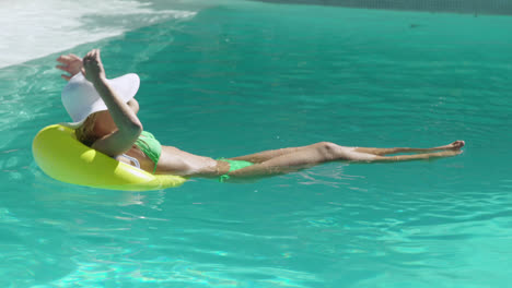 Mujer-Con-Anillo-Inflable-En-La-Piscina.