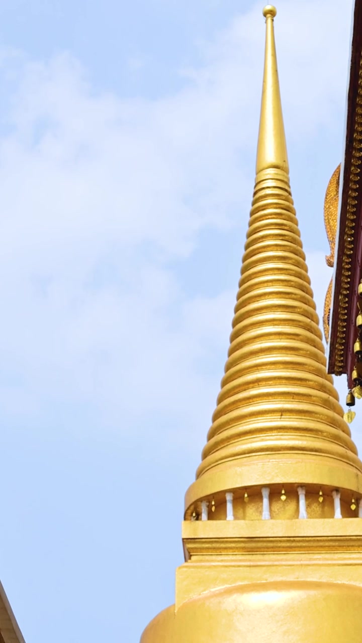 Architettura di stupa dorata presso il Tempio del Buddha di Smeraldo a Bangkok, Thailandia