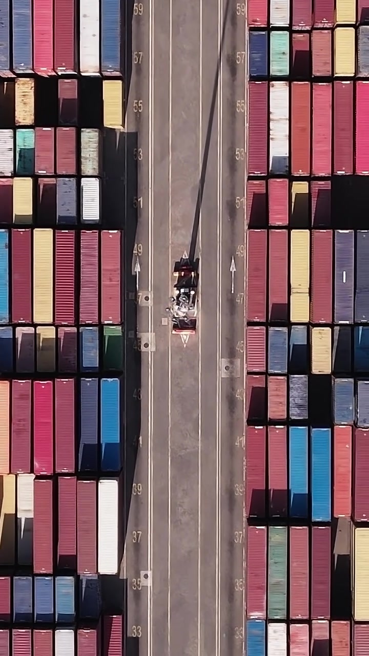 Containerplads i Accra, Ghana med farverige fragtcontainere