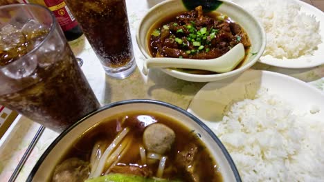 deliciosa sopa de fideos de carne de res con arroz y bebida
