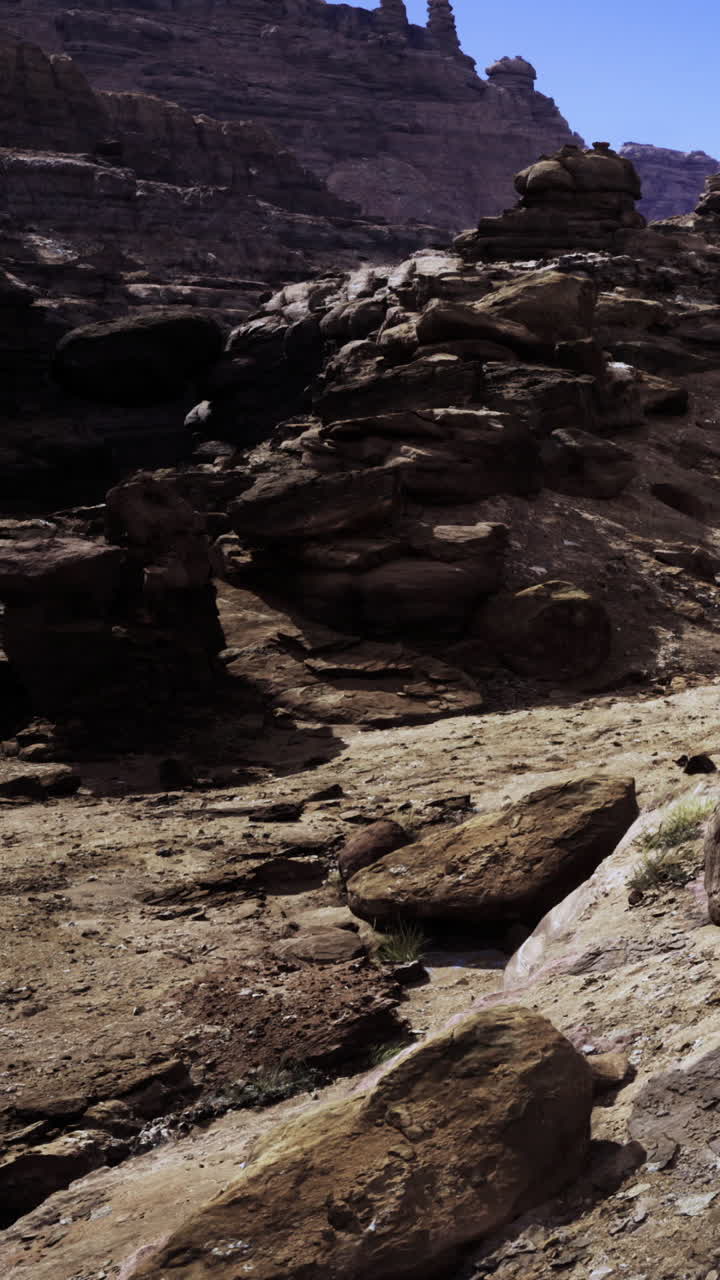 Esplorando le maestose formazioni rocciose in un paesaggio desertico illuminato dal sole