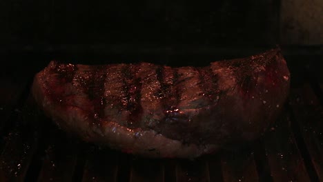 Primer-Plano-De-Bistec-De-Carne-Brasileña-Picanha-A-La-Parrilla-En-Una-Parrilla-De-Llama