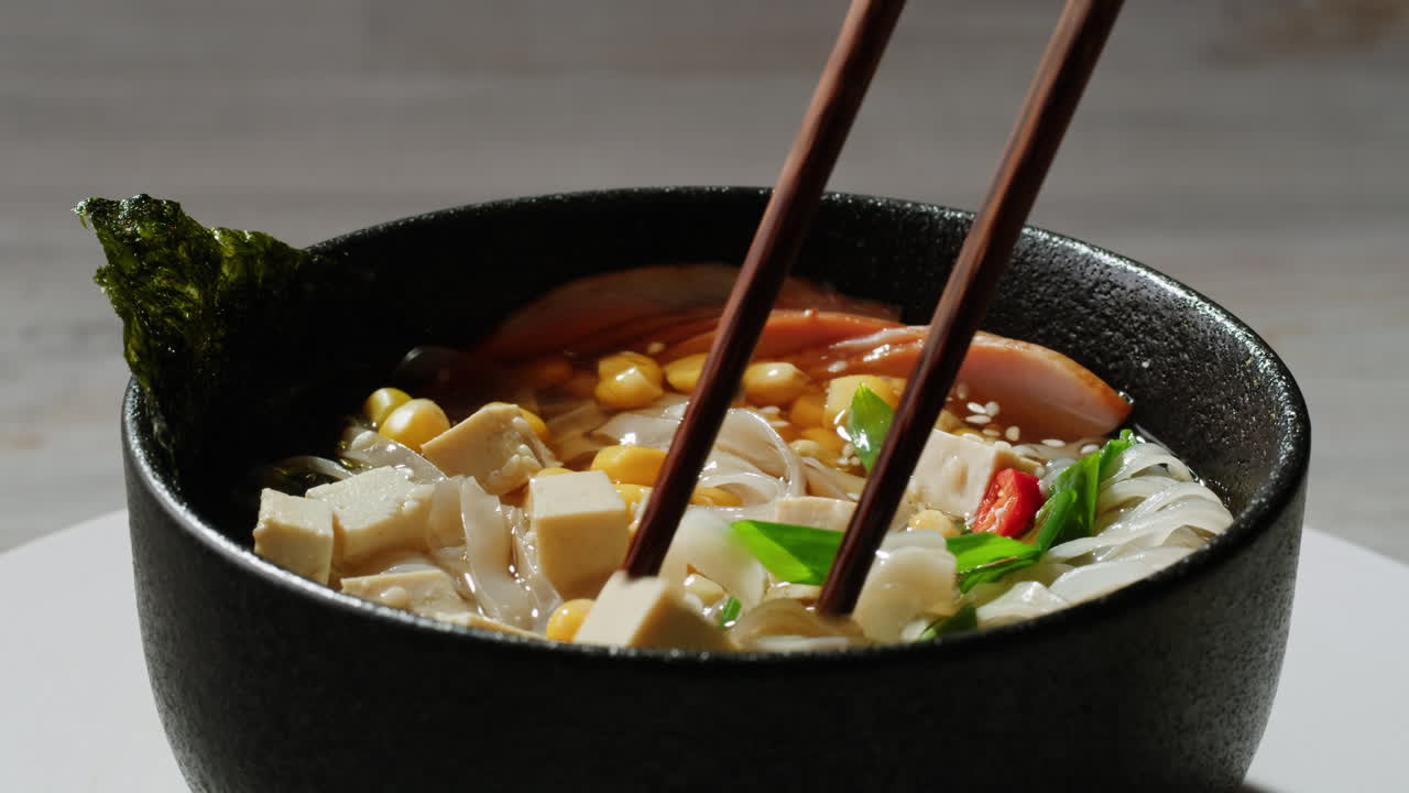 delicioso ramen vegetariano con palillos