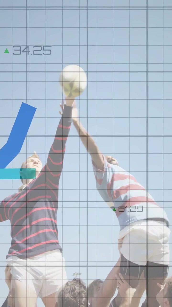 ストライプのラグビージャージを着た選手がリフトされ、ピッチでチームがボールを高く上げキャッチし、アナリティクスオーバーレイが表示される。