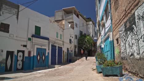 People-walking-in-the-streets-of-Taghazout