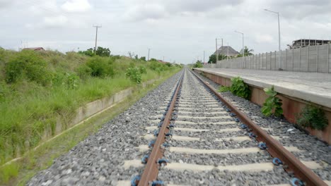 Vista-Cercana-De-La-Vía-Férrea-A-Través-De-La-Comunidad-En-Ghana