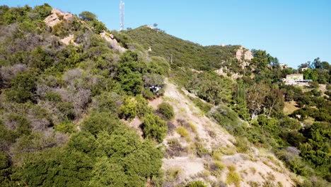 Volando-Alrededor-Del-Dron-En-El-Proceso-De-Filmación-En-Las-Montañas