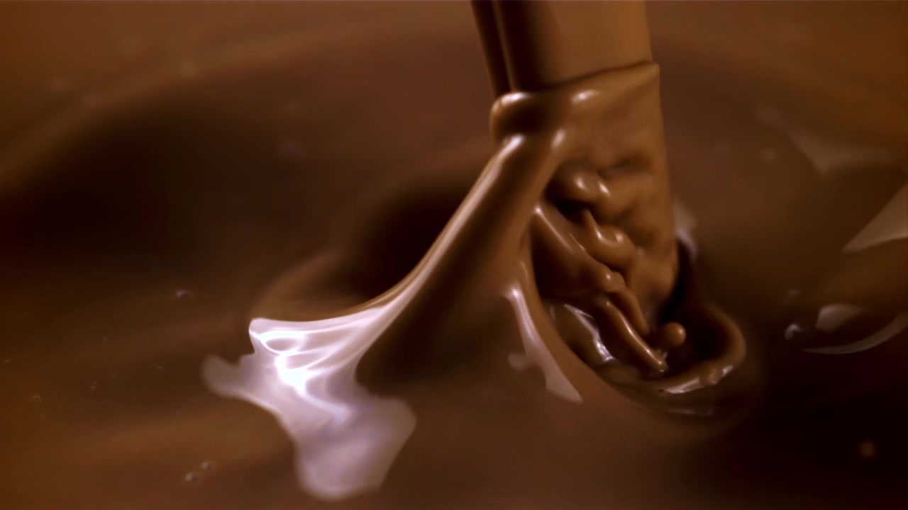 Versamento al rallentatore di delizioso cioccolato liquido