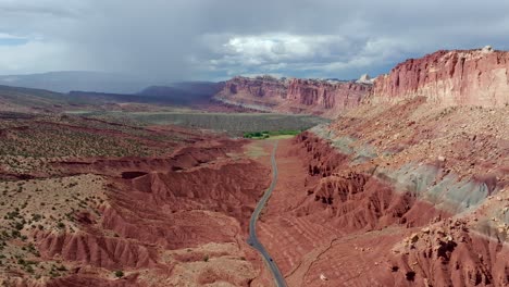 4k aérea del parque nacional capitol reef en utah, ee.uu.