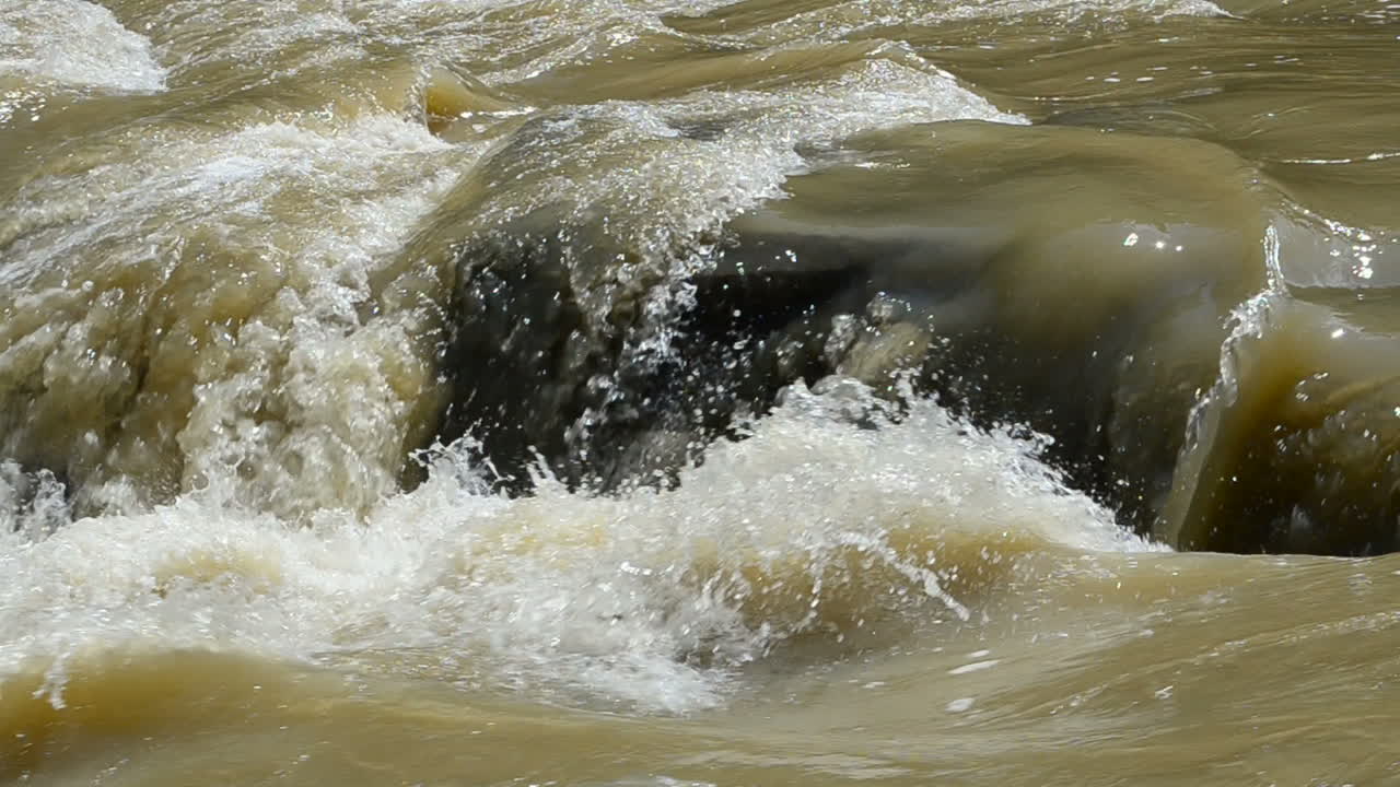 Reißende Ströme des Gebirgsflusses. Wasser und Steine, Flusslauf