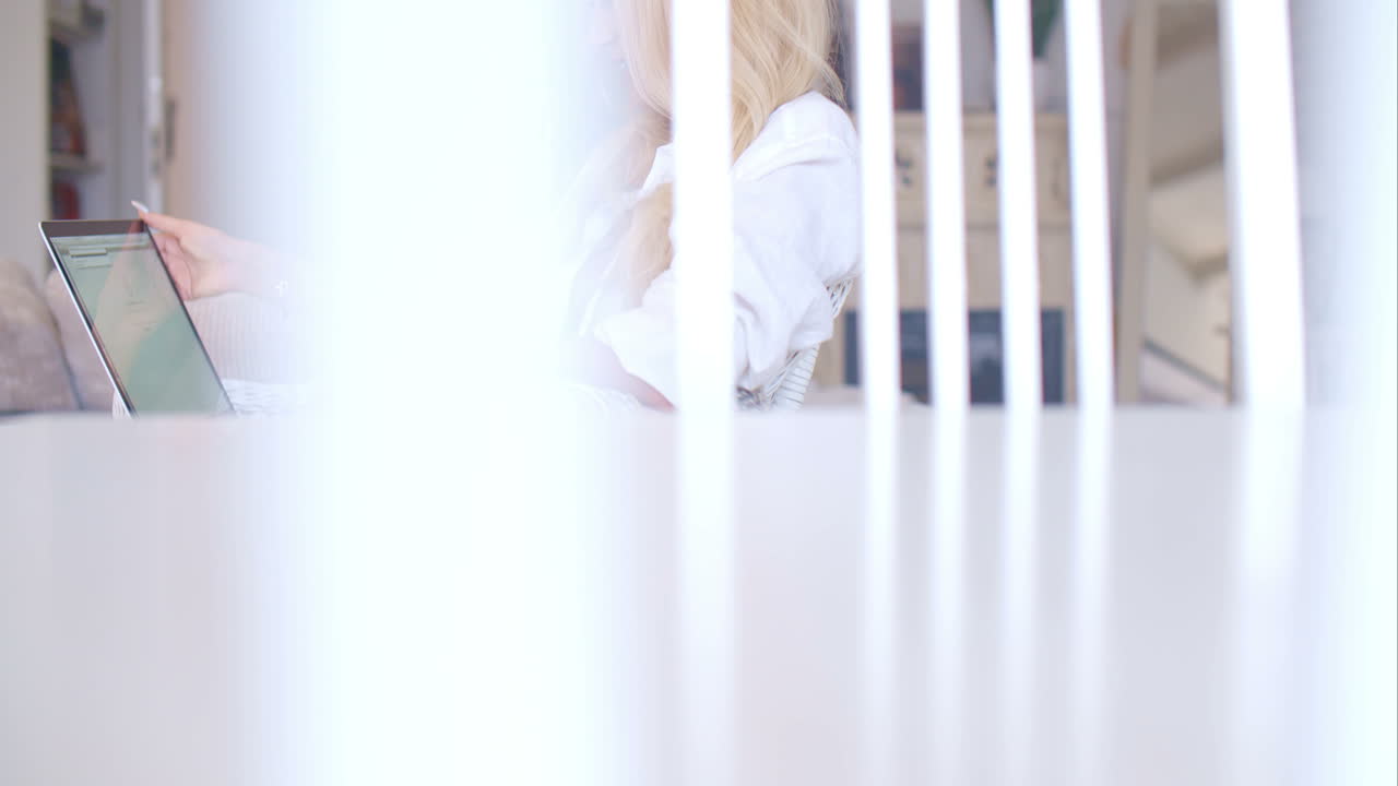 сексуальная блондинка с ноутбуком сидит на стуле