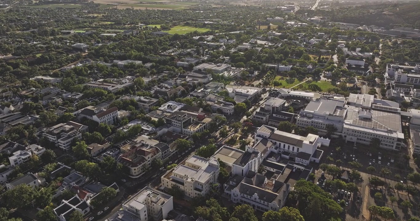 Stellenbosch, Etelä-Afrikka, ilmakuva v15: lintuperspektiivistä ylilento lehtevän keskustan kaupunkikuvan ja ympäröivien asuinalueiden yllä – Kuvattu Mavic 3 Pro Cine -kameralla – 6. tammikuuta 2024.