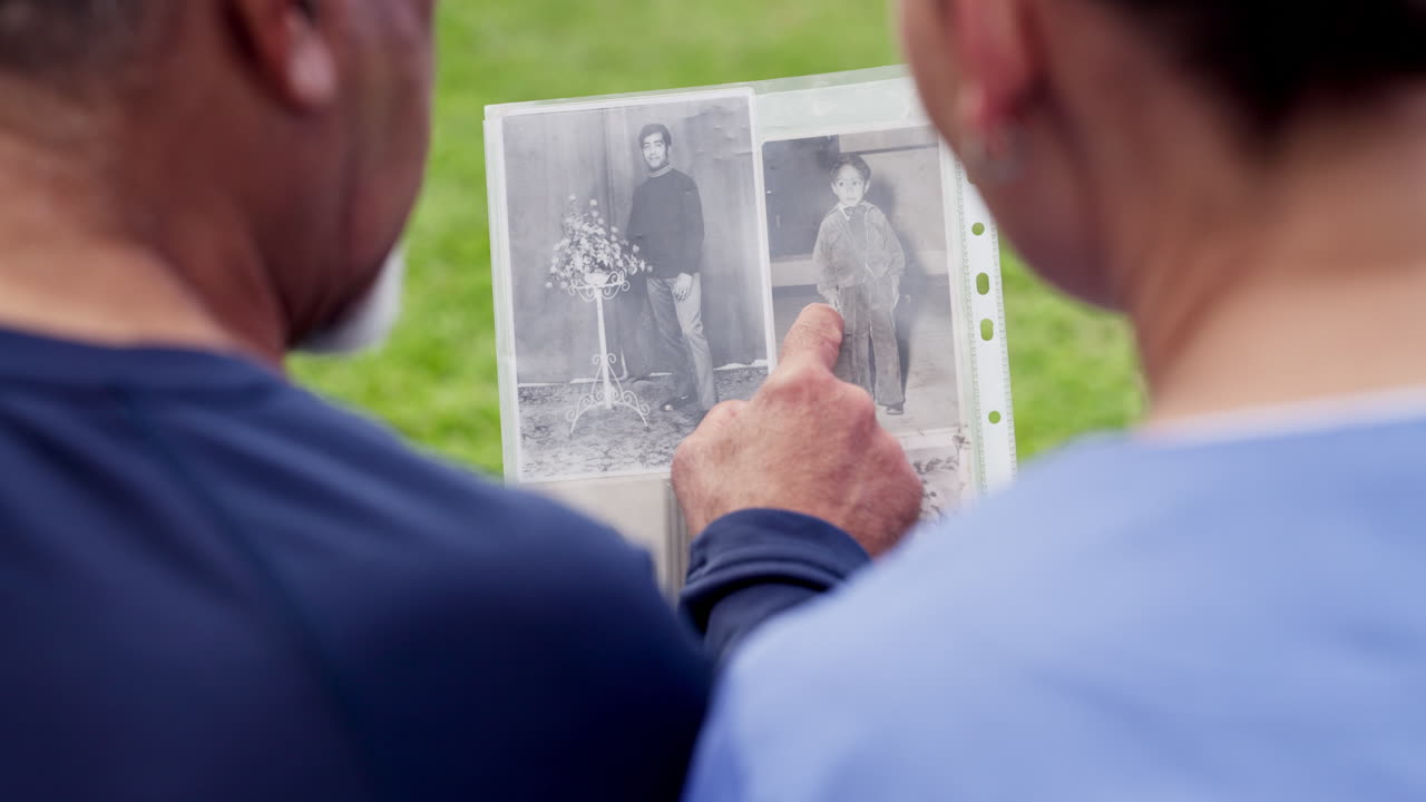 hombre mayor, enfermera o familia por álbum de fotos