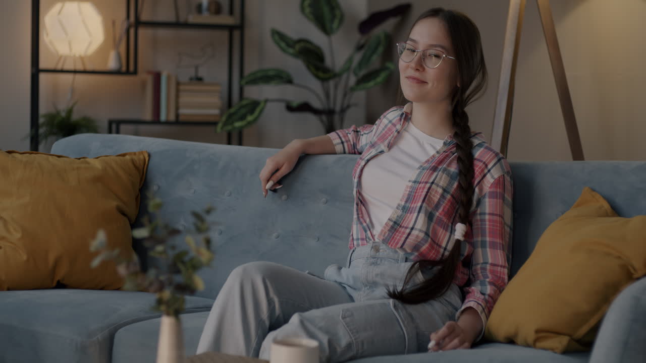 소파에서 휴식을 취하는 젊은 여성