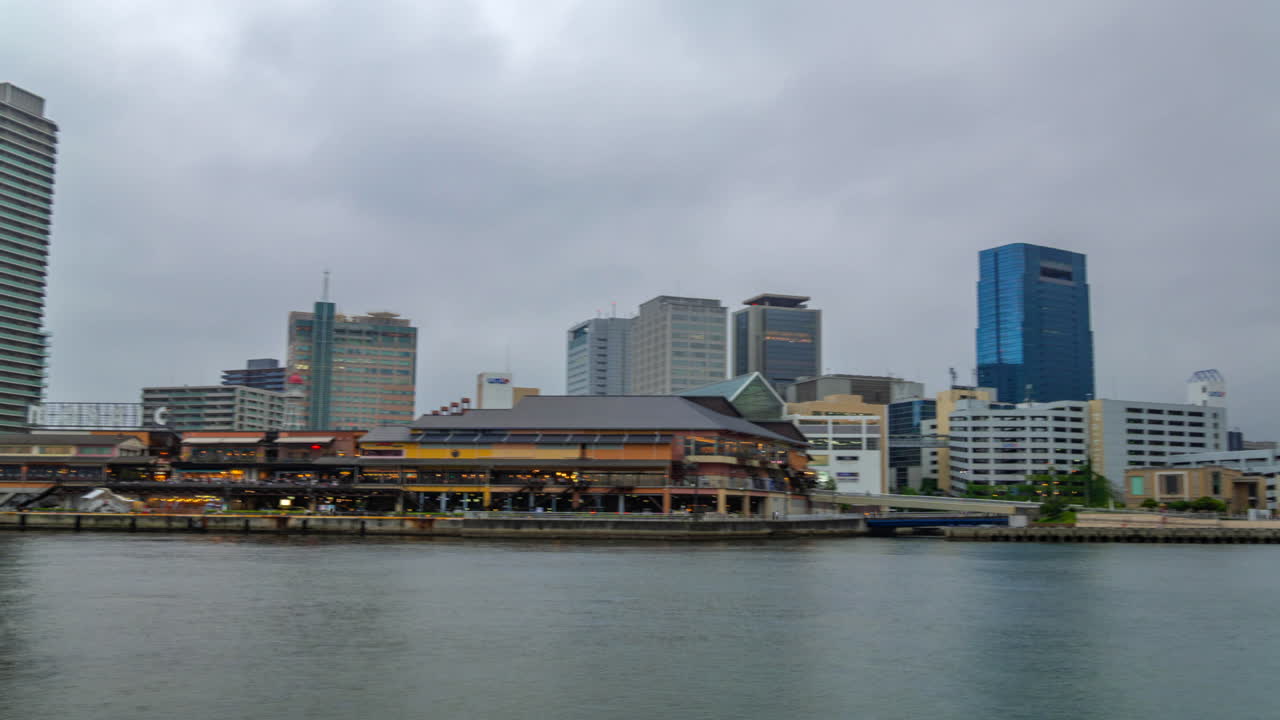 코베 시 오사카의 흐린 날 항구 앞에서 선박이 지나가는 사진을 찍고 있습니다.