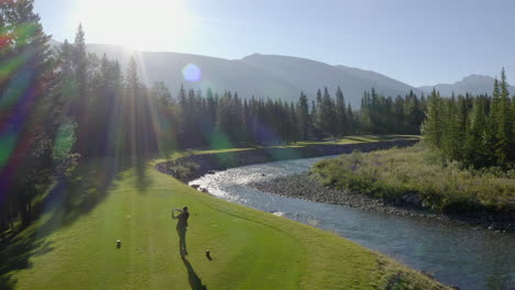 Drohnenaufnahme-Der-Fahrt-Auf-Einem-Grünen-Golfplatz-In-Den-Rocky-Mountains-Von-Banff-Und-Kananaskis-Von-Alberta,-Kanada