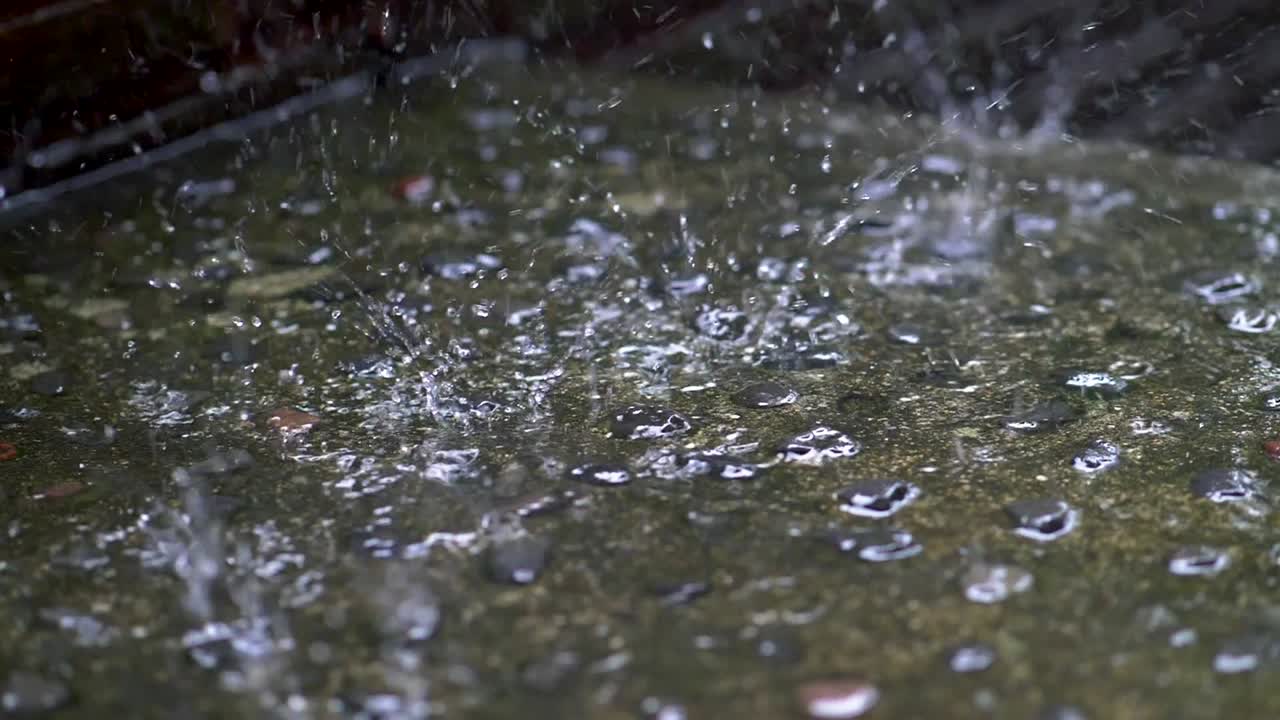 방울이 바닥에 떨어지는 느린 동작 촬영, 물의 스프레이로 인한 4k, uhd