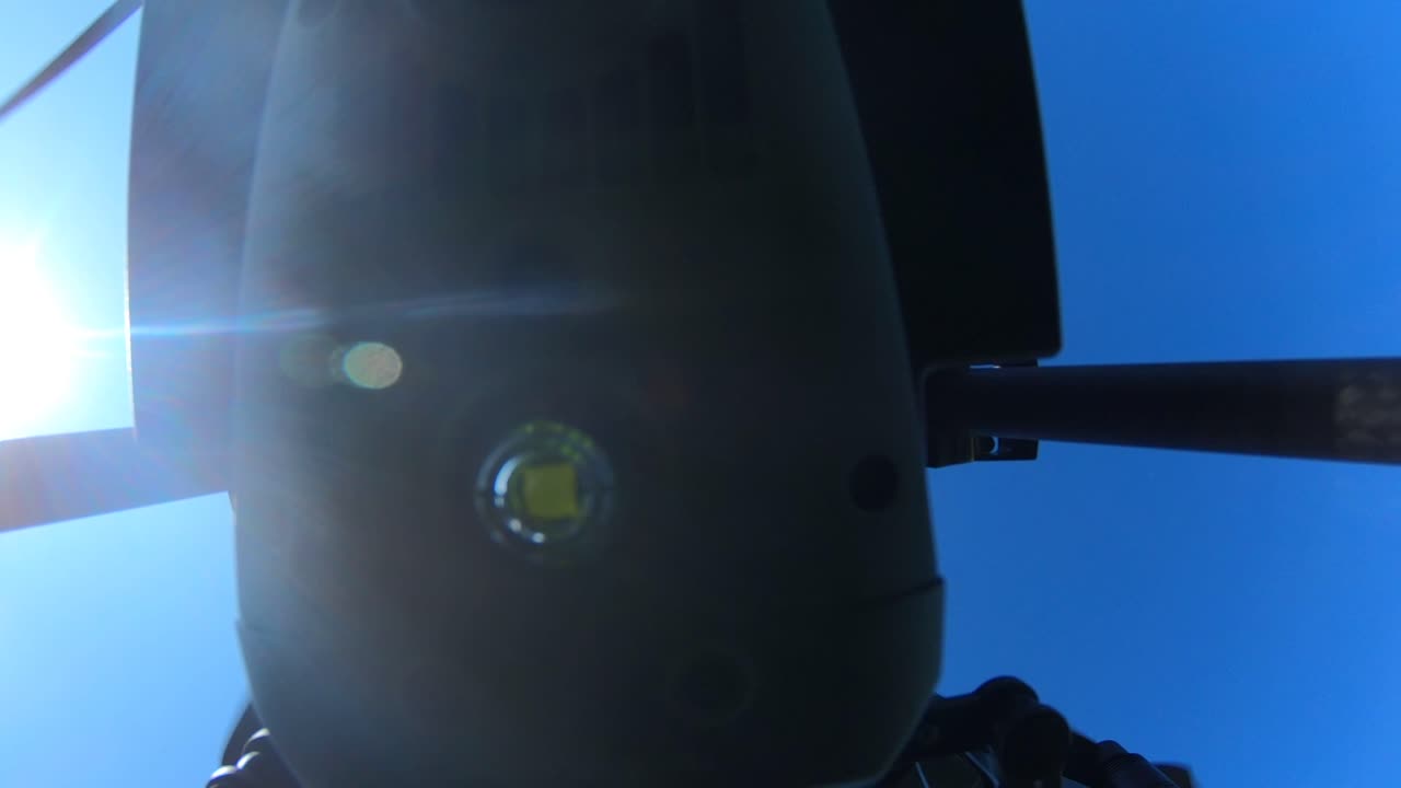 상업용 dji 매트리스 드론이 위로, 위로, 그리고 멀리 날아갑니다.