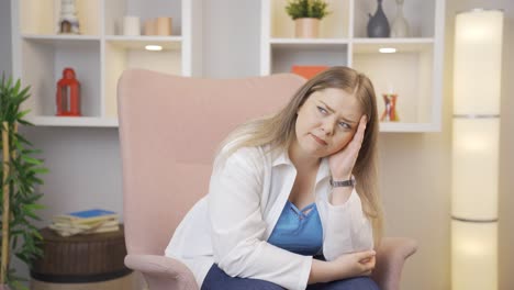 la giovane donna in lutto sta pensando e soffre di depressione.