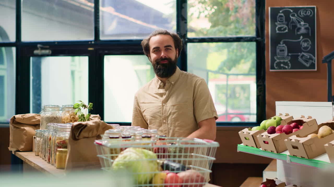 jóvenes clientes comprando en una tienda ecológica