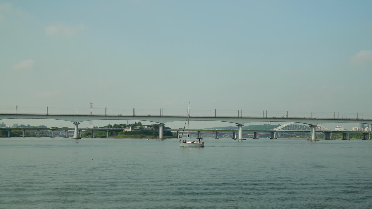 서울 마리나 클럽 근처 한강에서 전용 크루즈를 하는 동안 범선이나 요트의 뱃머리에 앉아 있는 낭만적인 커플