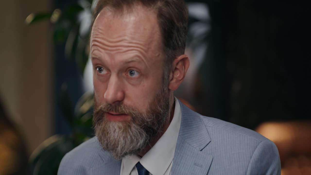 habla un hombre de negocios.