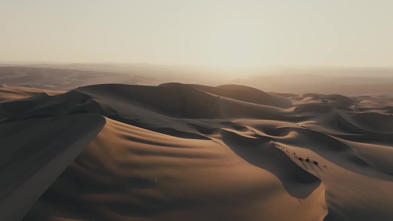 Sole splendente sul deserto vicino a Ica in Perù. - ripresa aerea in ascesa
