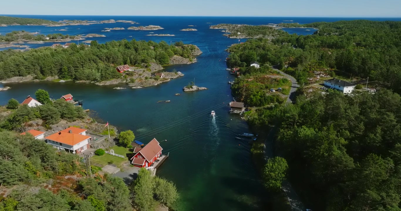 Vista aerea dell'arcipelago costiero a Høvåg, Lillesand, Norvegia, al rallentatore.