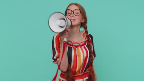 Smiling-ginger-girl-talking-with-megaphone,-proclaiming-news,-loudly-announcing-sale-advertisement