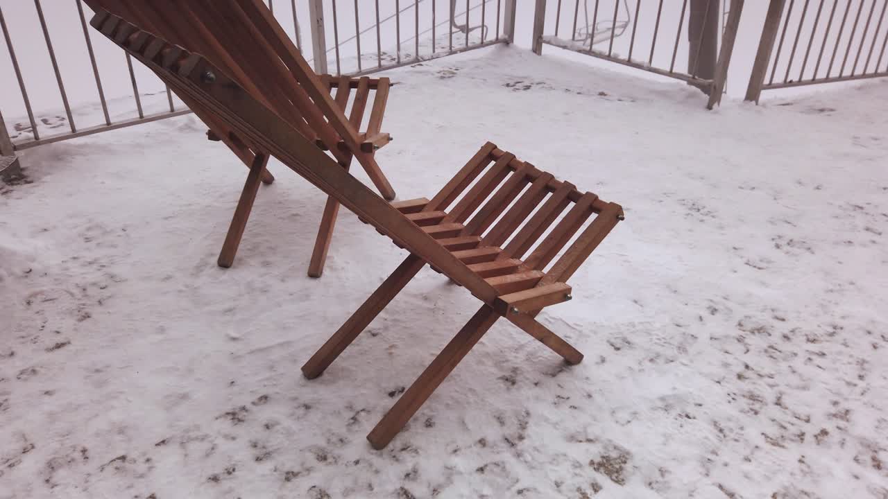 안개 낀 겨울날 폴란드 카스프로위 위어치 어퍼 스테이션의 전망대에 있는 선베드