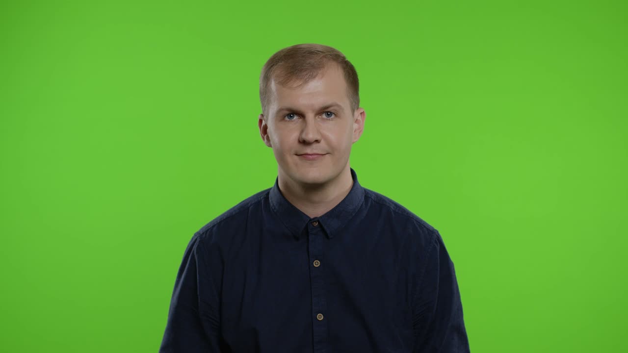 Begejstret glad mand viser 'Udsalg'-skilt. Black Friday-koncept. Chroma key.