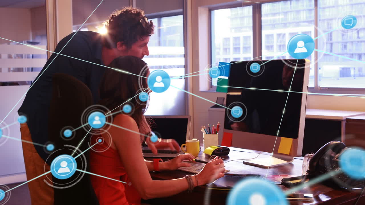 animación de una red de iconos de perfil sobre diversos colegas masculinos y femeninos discutiendo en la oficina