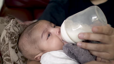 2-Meses-De-Edad,-Bangladesh,-Bebé,-Niño,-Bebida,-Leche,-De,-Botella