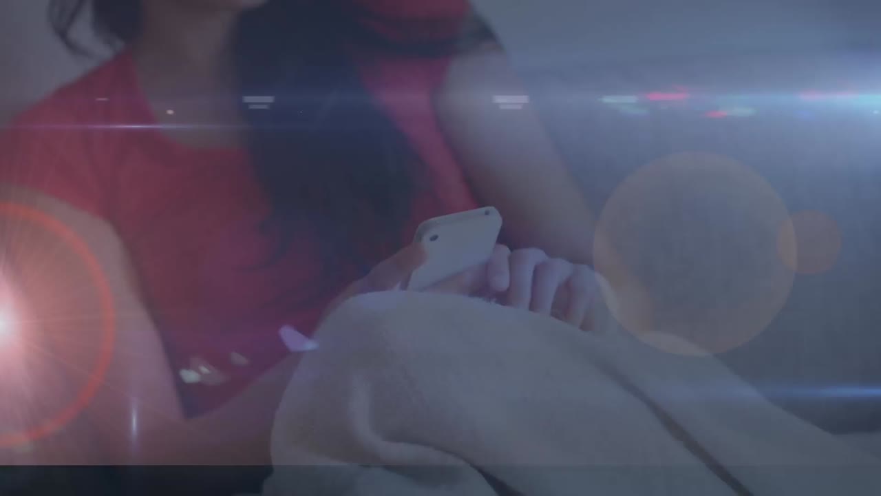 animación de procesamiento de datos y luces sobre mujer asiática usando teléfono inteligente